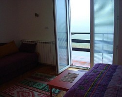 Ugaona garnitura na razvlačenje – dodatni ležaj za decu u apartmanu Zlatibor  Pogled na unutrašnjost garsonjere: funkcionalan prostor za dvoje ili troje