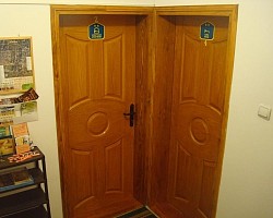 Apartmani na Zlatiboru - kuća za odmor - Enterijer studija: kombinacija kuhinje i spavaćeg dela u modernom zlatiborskom stilu  Pribor za jelo i kompletno posuđe spremno za goste u kuhinji kuće za odmor