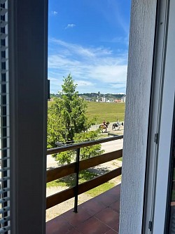 Pogled iz kreveta na jutarnju maglu iznad Tornika i zlatiborske pašnjake  Panoramski vidik sa balkona na zapadni obod Zlatibora i put ka Semegnjevu  Planinski vrh Čigota u sunčano popodne – pogled direktno iz Vašeg apartmana