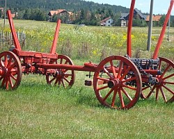 Mesto za parkiranje automobila u okviru dvorišta za sve goste apartmana  Baštenska garnitura pod tremom – idealno mesto za jutarnju kafu na planini  Cvetne leje i ukrasno grmlje koje krase dvorište naše kuće za odmor  Noćno osvetljenje dvorišta koje pruža osećaj sigurnosti i topline doma  Livada preko puta kuće – prostor za fudbal, badminton i puštanje zmajeva