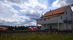 Vidikovac sa terase Zlatiborskih visova koji obuhvata planinske vence zapadne Srbije  Pogled na oblake koji dodiruju vrh Tornika, vidljiv direktno iz Vašeg smeštaja  Prirodni pejzaž bez gradske buke – miran pogled na pašnjake oko kuće za odmor