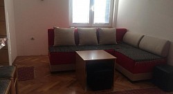 Bračni krevet sa anatomskim dušekom za savršen odmor nakon planinarenja Zlatiborom  Funkcionalna garsonjera sa pametno iskorišćenim prostorom za tročlanu porodicu  Moderno osvetljenje i LED lampe u dnevnom boravku za prijatnu večernju atmosferu