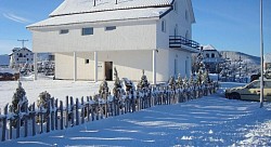 Apartmani na Zlatiboru - kuća za odmor Zlatiborski visovi - Zimski ambijent dvorista pod snegom kuca za odmor Zlatiborski visovi Obudojevica