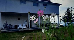 Bezbedno travnato dvorište gde deca mogu slobodno da se igraju i trče