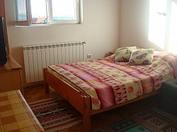 Dnevna soba sa garniturom na razvlacenje za sest osoba