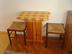 Trpezarijski sto i stolice u sklopu kuhinje Zlatiborski visovi