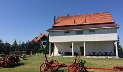 Vidikovac sa terase Zlatiborskih visova koji obuhvata planinske vence zapadne Srbije  Pogled na oblake koji dodiruju vrh Tornika, vidljiv direktno iz Vašeg smeštaja  Prirodni pejzaž bez gradske buke – miran pogled na pašnjake oko kuće za odmor
