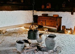 Sirogojno muzej na otvorenom - Sirogojno - Muzej je smešten na pet hektara prostora i u objektima koji čuvaju duhovno nasleđe srpskog sela planinske oblasti. Eksponata izloženo je u etno selu, apartmanski smeštaj u kućama brvnarama, prodavnica suvenira sa krčmom, ostavljaju nezaboravan utisak i divne uspomene koje posetioci ponesu sa sobom iz Sirogojna.  Sirogojno je i nadaleko poznato i po svojim pletiljama i dzemperima  Sirigojno - Muzej na otvorenom