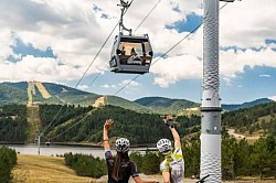 Gold gondola Zlatibor - Gold gondola - Devet kilometara najmodernije vazdušne trase zlatiborske gondole povezuje centar Zlatibora sa ski centrom Tornik, preko Ribničkog jezera na kojem se nalazi međustanica. Gondola trenutno ima kapacitet 800 putnika po satu u 72 zasebne kabine sa po 10 mesta. Maksimalan kapacitet gondole je 90 kabina i 1000 putnika/h. Vožnja Gondolom pružiće impresivnih 25 minuta sa neverovatnim pogledom na živopisne pejzaže Zlatibora.