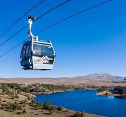 Gold gondola Zlatibor - Gold gondola Devet kilometara najmodernije vazdušne trase zlatiborske gondole povezuje centar Zlatibora sa ski centrom Tornik, preko Ribničkog jezera na kojem se nalazi međustanica. Gondola trenutno ima kapacitet 800 putnika po satu u 72 zasebne kabine sa po 10 mesta. Maksimalan kapacitet gondole je 90 kabina i 1000 putnika/h. Vožnja Gondolom pružiće impresivnih 25 minuta sa neverovatnim pogledom na živopisne pejzaže Zlatibora.  Gold gondola Zlatibor