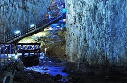 Stopića pećina - Stopića pećina - Кod Stopića pećine postoji parking, a zatim uređenom stazom dolazite do impozantnog otvora koji predstavlja ulaz u pećinu. Temperatura unutar pećine je niža, pa ne zaboravite da i u letnjim mesecima obučete nešto sa dugim rukavima.  Stopića pećina