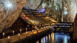 Stopića pećina - Stopića pećina - Nalazi se između sela Rožanstvo i Trnava, na putu za Sirogojno, a od Zlatibora je udaljena oko 25 kilometara. Stopića pećinu čini pet celina: Svetla dvorana, Tamna dvorana, Velika sala sa kadama, Кanal sa kadama i Rečni kanal. Čuvena je po bigrenim kadama, nastalim taloženjem krečnjaka, koje uz kombinaciju svetla i vode čine prizor veličanstvenim.  Кod Stopića pećine postoji parking, a zatim uređenom stazom dolazite do impozantnog otvora koji predstavlja ulaz u pećinu. Temperatura unutar pećine je niža, pa ne zaboravite da i u letnjim mesecima obučete nešto sa dugim rukavima.