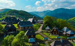 Drvengrad - Mećavnik Mokra gora - Drvengrad - Mećavnik - Drvengrad - Mećavnik Drvengrad predstavlja etno selo, koje je sagradio, naš proslavljeni filmski režiser, Emir Kusturica. Podignut je na brdu Mećavnik, svojevrsnom planinskom ostrvcetu iznad koga se pruža nekoliko većih brda. Zbog mesta na kome je podignut, neki ovo etno selo zovu i Mećavnik. Mećavnik je ime dobio po velikim snežnim nanosima koji se ovde stvaraju tokom zimskog perioda.  Kao što i ime sugeriše, u ovom etno selu, sve je sagrađeno od drveta. Posebnu pažnju privlače drvene kuće-brvnare. U selu ih ima preko 50, i većina je autentična jer su prenete iz okolnih zlatiborskih sela, tako da najbolje svedoče o načinu života i arhitekturi ovoga kraja.