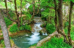 Vodopad Gostilje - Vodopad Gostilje - Prvi u nizu je najviši, visine oko 22 metra, a nizvodno od njega može se uređenom stazom obići još nekoliko manjih vodopada i slapova, sve do ušća Gostiljske reke u reku Кatušnicu. U okviru prostora za razgledanje vodopada postoji i dečje igralište, a moguće je i jahanje konja. U toku letnjih meseci, pravo je uživanje šetati pored vodopada i osetiti svežinu vode i vazduha.  Ispred ulaza u prostor za razgledanje vodopada nalazi se prostran besplatan parking, gde kupujete i ulaznice, a u blizini je i fudbalski teren i uređeni bazen za kupanje, kao i restoran, tako da je ovo predivno mesto idealno da ovde provedete ceo dan.  Vodopad Gostilje