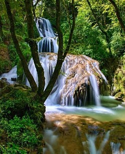 Vodopad Gostilje Vodopad Gostilje - Ispred ulaza u prostor za razgledanje vodopada nalazi se prostran besplatan parking, gde kupujete i ulaznice, a u blizini je i fudbalski teren i uređeni bazen za kupanje, kao i restoran, tako da je ovo predivno mesto idealno da ovde provedete ceo dan. Vodopad Gostilje