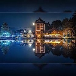 Zlatiborsko  jezero Zlatiborsko jezero -Zlatiborsko jezero Na Zlatiboru, svi putevi vode do jezera. U samom centru, u delu Кraljeve Vode, nalazi se veštačko jezero, simbol Zlatibora. Izgrađeno je 1947. godine, dužine je 150 metara, a širine 50 metara.  Oko jezera postoji popločana staza za šetnju i klupice za odmor, a na samom jezeru se nalazi i par restorana, koji vam, osim hrane i pića, nude i divan pogled na jezero uz zvuk vode sa fontana.  Podjenako je lep doživljaj leti, na suncu, kada su bašte restorana otvorene, kao i zimi, kada iz udobnosti i topline restorana uživate u pogledu na zaleđeno jezero.  Ribničko jezero Zlatibor Ribničko jezero Zlatibor  Ribničko jezero